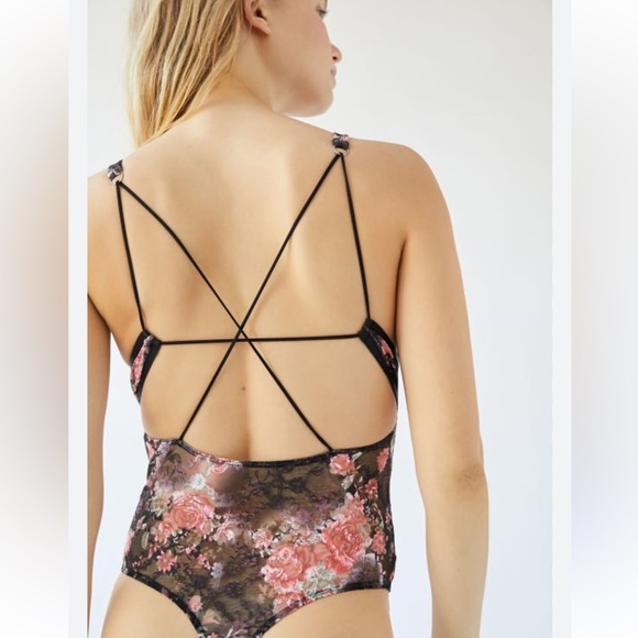 Out From Under Floral Mesh Lace Plunge Bodysuit Urban Outfitter Size Medium - Picture 3 of 7